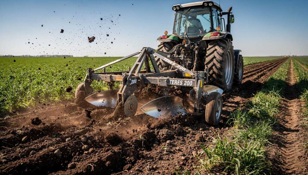 Schnell pflügen, sauber einarbeiten - Teres 200 im top agrar-Test