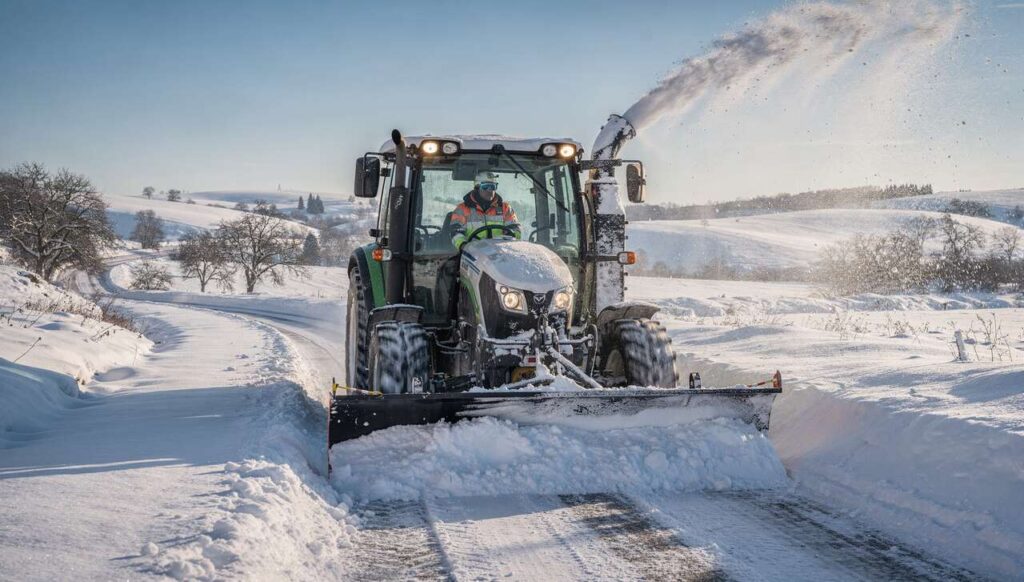 Traktor, Schneefräse und Schneepflug: Mit dieser Technik arbeiten Profis
