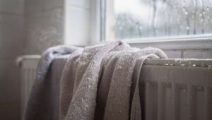 Nasses Handtuch auf der Heizung: Warum Sanitärexperten dringend davon abraten