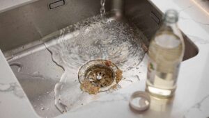 Küchenabfluss verstopft? Dieses Hausmittel wirkt laut Klempnern besser als Natron