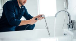 Nicht Essig oder Natron: Klempner verrät simplen Trick, um Badewannen-Abfluss zu reinigen