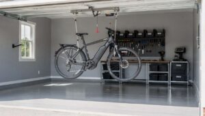 DIY-Maison: Die beste Art von Fahrradlift und die korrekte Deckenmontage in der Garage, um das E-Bike platzsparend und sicher aufzuhängen